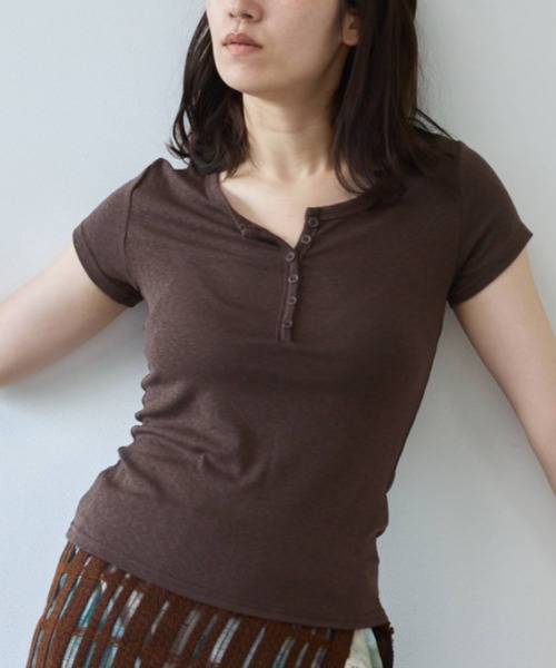 flaeu(フラユ)の「Henley Neck Tee(Tシャツ/カットソー・レディース・ブラウン/ブラック/ホワイト/ライトブルー/グレー・FREE)」の4枚目の写真