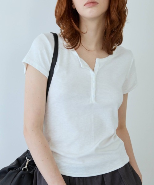 flaeu(フラユ)の「Henley Neck Tee(Tシャツ/カットソー・レディース・ブラウン/ブラック/ホワイト/ライトブルー/グレー・FREE)」の1枚目の写真