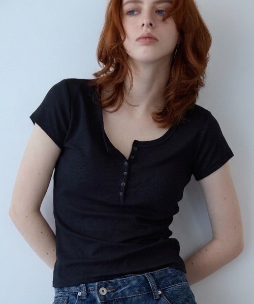 flaeu(フラユ)の「Henley Neck Tee(Tシャツ/カットソー・レディース・ブラウン/ブラック/ホワイト/ライトブルー/グレー・FREE)」の2枚目の写真