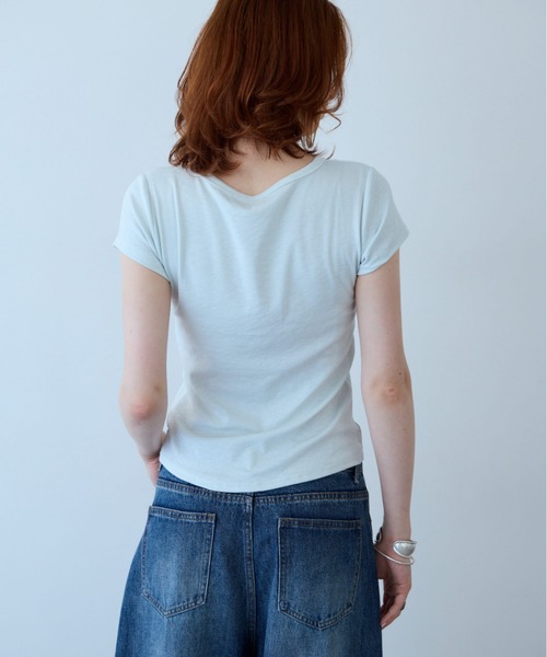 flaeu(フラユ)の「Henley Neck Tee(Tシャツ/カットソー・レディース・ブラウン/ブラック/ホワイト/ライトブルー/グレー・FREE)」の7枚目の写真