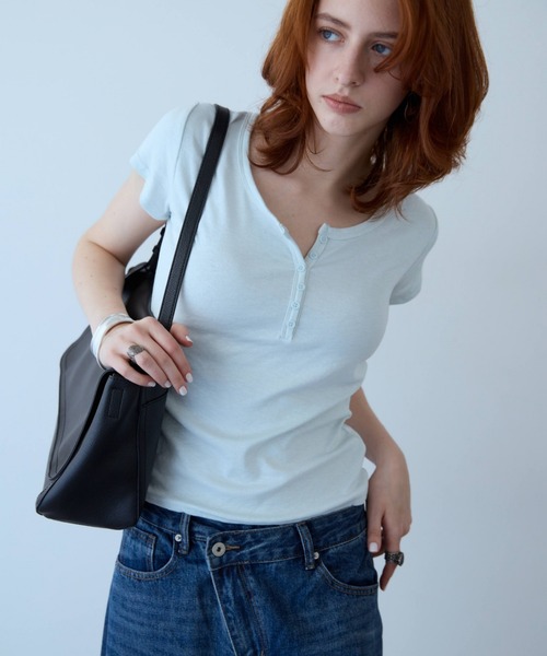 flaeu(フラユ)の「Henley Neck Tee(Tシャツ/カットソー・レディース・ブラウン/ブラック/ホワイト/ライトブルー/グレー・FREE)」の9枚目の写真