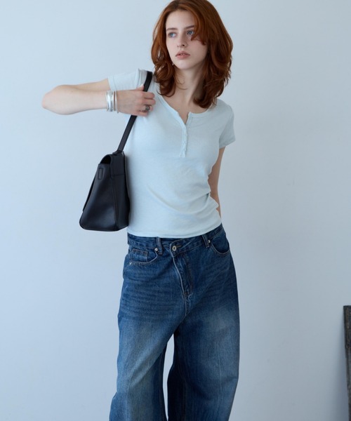 flaeu(フラユ)の「Henley Neck Tee(Tシャツ/カットソー・レディース・ブラウン/ブラック/ホワイト/ライトブルー/グレー・FREE)」の6枚目の写真