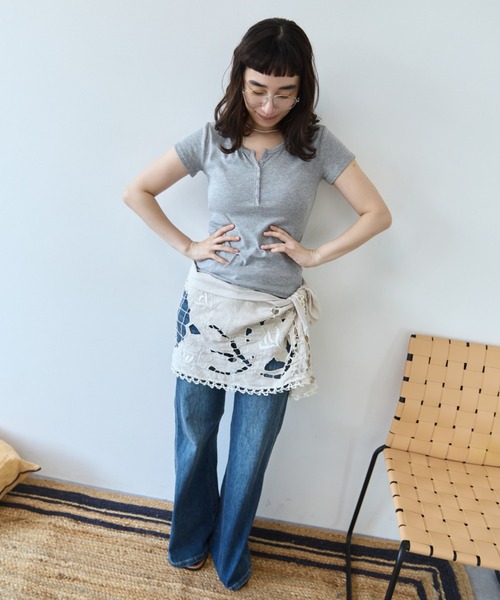 flaeu(フラユ)の「Henley Neck Tee(Tシャツ/カットソー・レディース・ブラウン/ブラック/ホワイト/ライトブルー/グレー・FREE)」の18枚目の写真