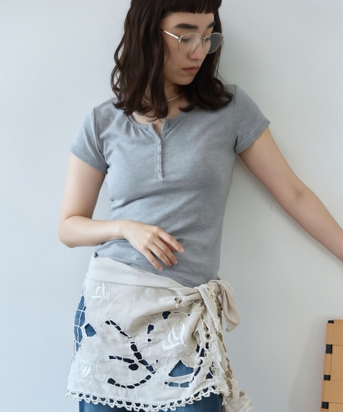 flaeu(フラユ)の「Henley Neck Tee(Tシャツ/カットソー・レディース・ブラウン/ブラック/ホワイト/ライトブルー/グレー・FREE)」の19枚目の写真