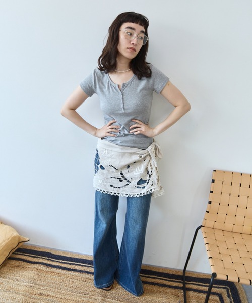 flaeu(フラユ)の「Henley Neck Tee(Tシャツ/カットソー・レディース・ブラウン/ブラック/ホワイト/ライトブルー/グレー・FREE)」の17枚目の写真