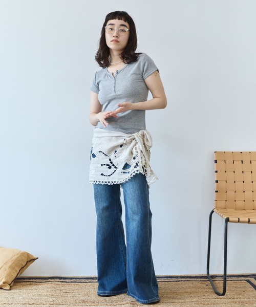 flaeu(フラユ)の「Henley Neck Tee(Tシャツ/カットソー・レディース・ブラウン/ブラック/ホワイト/ライトブルー/グレー・FREE)」の16枚目の写真