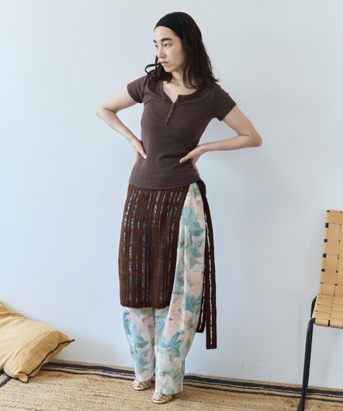 flaeu(フラユ)の「Henley Neck Tee(Tシャツ/カットソー・レディース・ブラウン/ブラック/ホワイト/ライトブルー/グレー・FREE)」の13枚目の写真