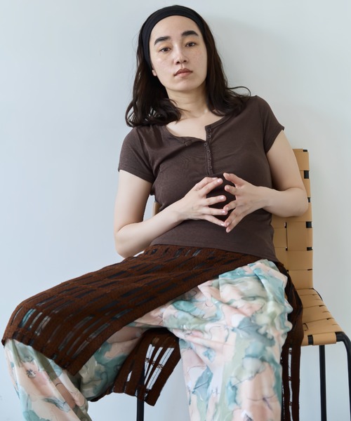flaeu(フラユ)の「Henley Neck Tee(Tシャツ/カットソー・レディース・ブラウン/ブラック/ホワイト/ライトブルー/グレー・FREE)」の14枚目の写真