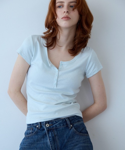 flaeu(フラユ)の「Henley Neck Tee(Tシャツ/カットソー・レディース・ブラウン/ブラック/ホワイト/ライトブルー/グレー・FREE)」の10枚目の写真