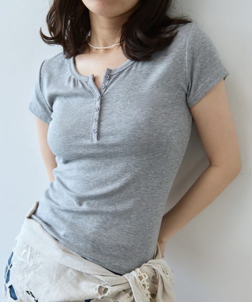 flaeu(フラユ)の「Henley Neck Tee(Tシャツ/カットソー・レディース・ブラウン/ブラック/ホワイト/ライトブルー/グレー・FREE)」の21枚目の写真
