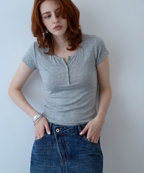 flaeu(フラユ)の「Henley Neck Tee(Tシャツ/カットソー・レディース・ブラウン/ブラック/ホワイト/ライトブルー/グレー・FREE)」の22枚目の写真