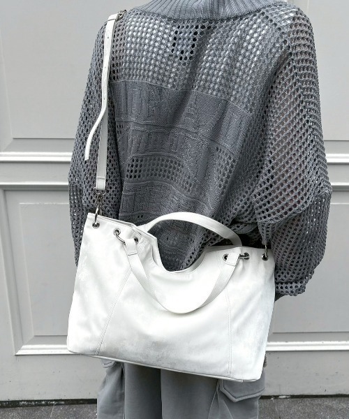 Never mind the XU / Chikashitsu+（ネバーマインド ザ エックスユー / チカシツプラス）の「【nmtc+】Crossbody Shoulder Tote Bag / 【エヌエムティーシープラス】クロスボディショルダートートバッグ（ショルダーバッグ・レディース・ホワイト/シルバー/ブラック・ONE SIZE）」の4枚目の写真