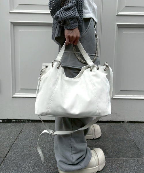 Never mind the XU / Chikashitsu+（ネバーマインド ザ エックスユー / チカシツプラス）の「【nmtc+】Crossbody Shoulder Tote Bag / 【エヌエムティーシープラス】クロスボディショルダートートバッグ（ショルダーバッグ・レディース・ホワイト/シルバー/ブラック・ONE SIZE）」の5枚目の写真