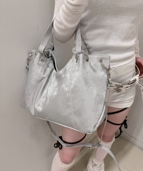 Never mind the XU / Chikashitsu+（ネバーマインド ザ エックスユー / チカシツプラス）の「【nmtc+】Crossbody Shoulder Tote Bag / 【エヌエムティーシープラス】クロスボディショルダートートバッグ（ショルダーバッグ・レディース・ホワイト/シルバー/ブラック・ONE SIZE）」の10枚目の写真
