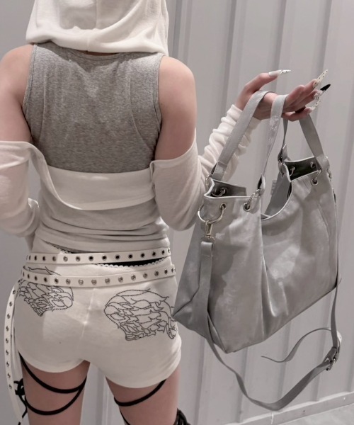 Never mind the XU / Chikashitsu+（ネバーマインド ザ エックスユー / チカシツプラス）の「【nmtc+】Crossbody Shoulder Tote Bag / 【エヌエムティーシープラス】クロスボディショルダートートバッグ（ショルダーバッグ・レディース・ホワイト/シルバー/ブラック・ONE SIZE）」の12枚目の写真