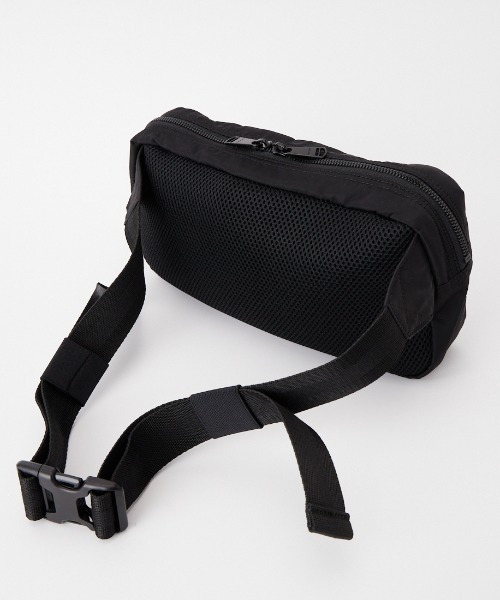 FRED PERRY（フレッドペリー）の「【WEB限定】[FRED PERRY/フレッドペリー] クリンクル ナイロン クロスボディバッグ（ボディバッグ/ウエストポーチ・レディース・ブラック・ONE SIZE）」の6枚目の写真