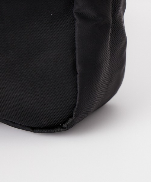 FRED PERRY（フレッドペリー）の「【WEB限定】[FRED PERRY/フレッドペリー] クリンクル ナイロン クロスボディバッグ（ボディバッグ/ウエストポーチ・レディース・ブラック・ONE SIZE）」の4枚目の写真