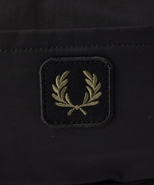 FRED PERRY（フレッドペリー）の「【WEB限定】[FRED PERRY/フレッドペリー] クリンクル ナイロン クロスボディバッグ（ボディバッグ/ウエストポーチ・レディース・ブラック・ONE SIZE）」の3枚目の写真