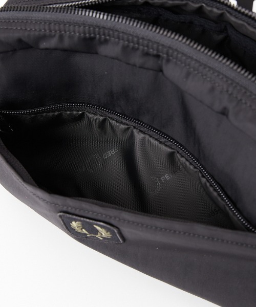 FRED PERRY（フレッドペリー）の「【WEB限定】[FRED PERRY/フレッドペリー] クリンクル ナイロン クロスボディバッグ（ボディバッグ/ウエストポーチ・レディース・ブラック・ONE SIZE）」の2枚目の写真