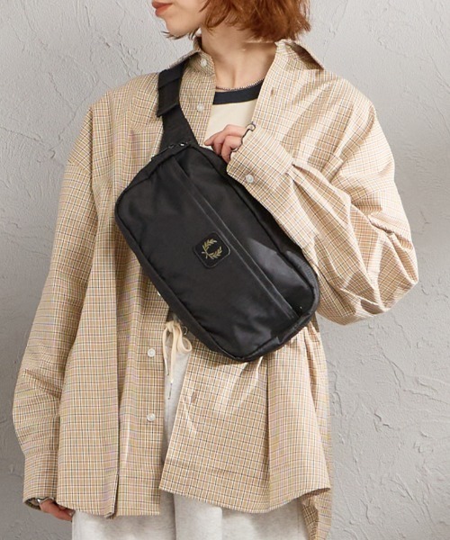 FRED PERRY（フレッドペリー）の「【WEB限定】[FRED PERRY/フレッドペリー] クリンクル ナイロン クロスボディバッグ（ボディバッグ/ウエストポーチ・レディース・ブラック・ONE SIZE）」の14枚目の写真
