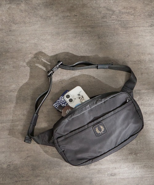 FRED PERRY（フレッドペリー）の「【WEB限定】[FRED PERRY/フレッドペリー] クリンクル ナイロン クロスボディバッグ（ボディバッグ/ウエストポーチ・レディース・ブラック・ONE SIZE）」の16枚目の写真