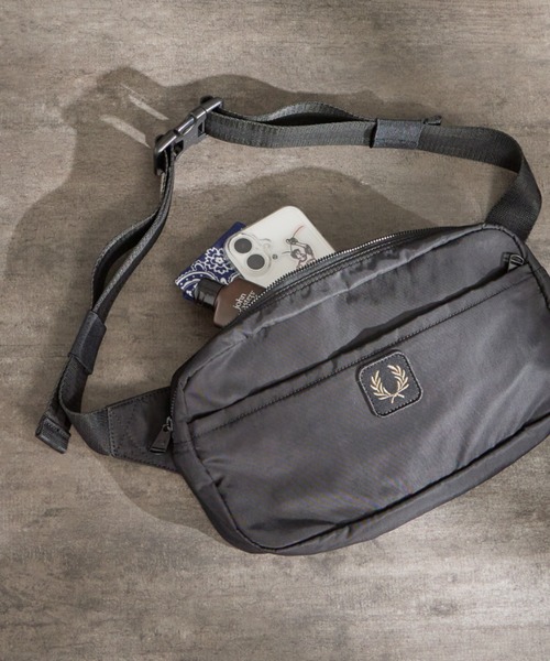 FRED PERRY（フレッドペリー）の「【WEB限定】[FRED PERRY/フレッドペリー] クリンクル ナイロン クロスボディバッグ（ボディバッグ/ウエストポーチ・レディース・ブラック・ONE SIZE）」の15枚目の写真