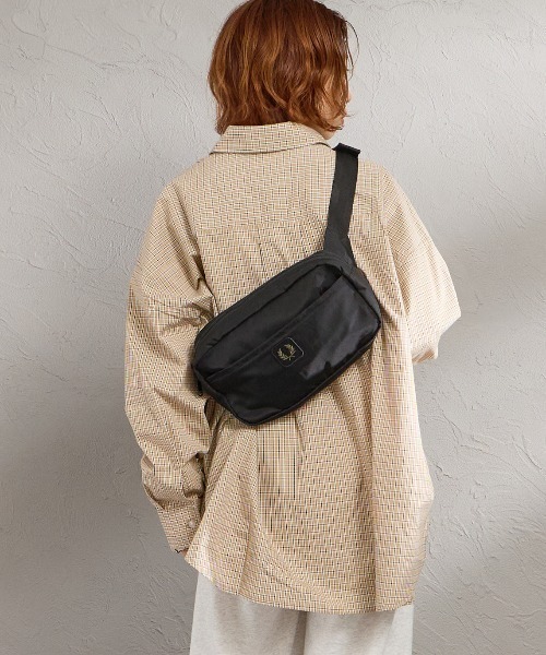 FRED PERRY（フレッドペリー）の「【WEB限定】[FRED PERRY/フレッドペリー] クリンクル ナイロン クロスボディバッグ（ボディバッグ/ウエストポーチ・レディース・ブラック・ONE SIZE）」の12枚目の写真