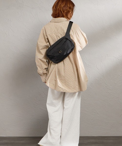FRED PERRY（フレッドペリー）の「【WEB限定】[FRED PERRY/フレッドペリー] クリンクル ナイロン クロスボディバッグ（ボディバッグ/ウエストポーチ・レディース・ブラック・ONE SIZE）」の11枚目の写真