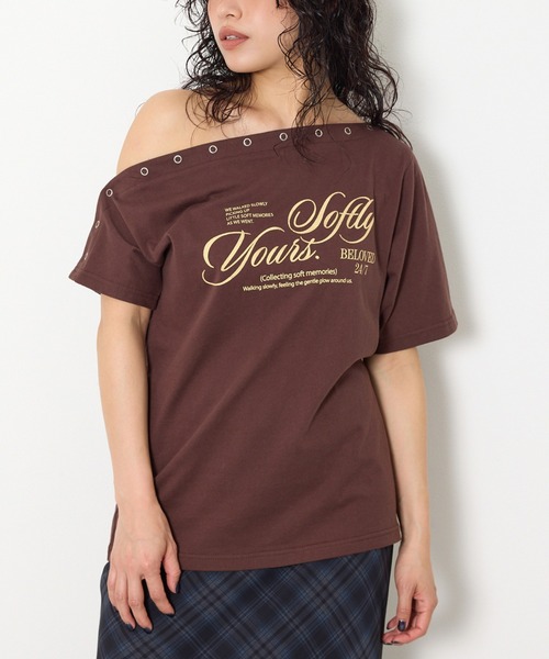 SLY(スライ)の「ONE SHOULDER PRINT TOPS ワンショルダープリントトップス 夏服(Tシャツ/カットソー・レディース・ダークブルー/ブラウン/杢グレー/ライトブラック・FREE)」の1枚目の写真