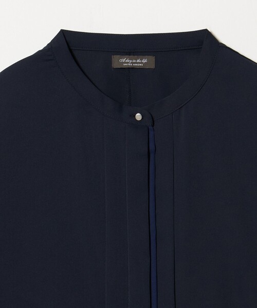 A DAY IN THE LIFE UNITED ARROWS(アデイインザライフユナイテッドアローズ)の「フロントバイカラー ドルマンブラウス <A DAY IN THE LIFE>(シャツ/ブラウス・レディース・ライトグレー/オフホワイト/ネイビー・FREE)」の10枚目の写真