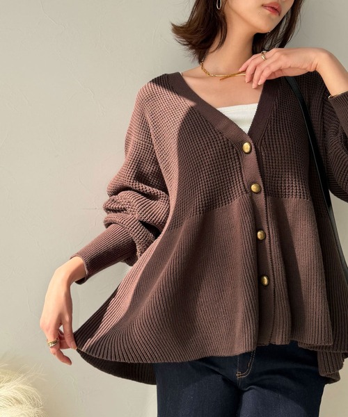 Classical Evon（クラシカルエヴォン）の「【Classical Evon】ペプラムで叶える、大人の華やぎ。ワッフル編み切り替えペプラムニットカーディガン（長袖）（カーディガン/ボレロ・レディース・ブラック/アイボリー/ブラウン/チャコール・SMALL/LARGE/X-LARGE/MEDIUM）」の4枚目の写真