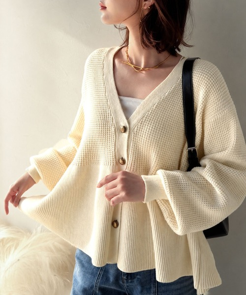 Classical Evon（クラシカルエヴォン）の「【Classical Evon】ペプラムで叶える、大人の華やぎ。ワッフル編み切り替えペプラムニットカーディガン（長袖）（カーディガン/ボレロ・レディース・ブラック/アイボリー/ブラウン/チャコール・SMALL/LARGE/X-LARGE/MEDIUM）」の2枚目の写真