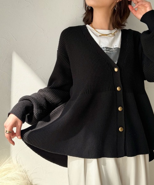 Classical Evon（クラシカルエヴォン）の「【Classical Evon】ペプラムで叶える、大人の華やぎ。ワッフル編み切り替えペプラムニットカーディガン（長袖）（カーディガン/ボレロ・レディース・ブラック/アイボリー/ブラウン/チャコール・SMALL/LARGE/X-LARGE/MEDIUM）」の15枚目の写真