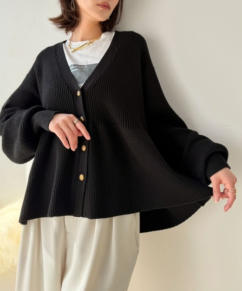 Classical Evon（クラシカルエヴォン）の「【Classical Evon】ペプラムで叶える、大人の華やぎ。ワッフル編み切り替えペプラムニットカーディガン（長袖）（カーディガン/ボレロ・レディース・ブラック/アイボリー/ブラウン/チャコール・SMALL/LARGE/X-LARGE/MEDIUM）」の18枚目の写真