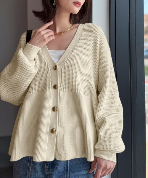 Classical Evon（クラシカルエヴォン）の「【Classical Evon】ペプラムで叶える、大人の華やぎ。ワッフル編み切り替えペプラムニットカーディガン（長袖）（カーディガン/ボレロ・レディース・ブラック/アイボリー/ブラウン/チャコール・SMALL/LARGE/X-LARGE/MEDIUM）」の13枚目の写真