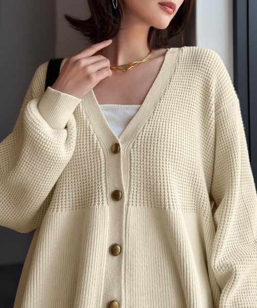 Classical Evon（クラシカルエヴォン）の「【Classical Evon】ペプラムで叶える、大人の華やぎ。ワッフル編み切り替えペプラムニットカーディガン（長袖）（カーディガン/ボレロ・レディース・ブラック/アイボリー/ブラウン/チャコール・SMALL/LARGE/X-LARGE/MEDIUM）」の11枚目の写真