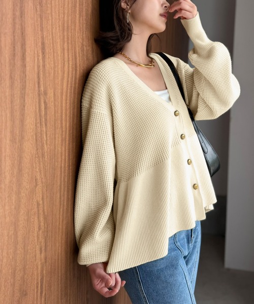 Classical Evon（クラシカルエヴォン）の「【Classical Evon】ペプラムで叶える、大人の華やぎ。ワッフル編み切り替えペプラムニットカーディガン（長袖）（カーディガン/ボレロ・レディース・ブラック/アイボリー/ブラウン/チャコール・SMALL/LARGE/X-LARGE/MEDIUM）」の7枚目の写真