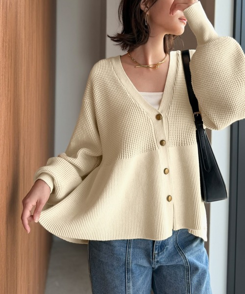 Classical Evon（クラシカルエヴォン）の「【Classical Evon】ペプラムで叶える、大人の華やぎ。ワッフル編み切り替えペプラムニットカーディガン（長袖）（カーディガン/ボレロ・レディース・ブラック/アイボリー/ブラウン/チャコール・SMALL/LARGE/X-LARGE/MEDIUM）」の6枚目の写真