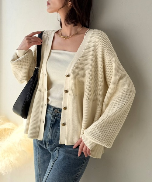 Classical Evon（クラシカルエヴォン）の「【Classical Evon】ペプラムで叶える、大人の華やぎ。ワッフル編み切り替えペプラムニットカーディガン（長袖）（カーディガン/ボレロ・レディース・ブラック/アイボリー/ブラウン/チャコール・SMALL/LARGE/X-LARGE/MEDIUM）」の10枚目の写真