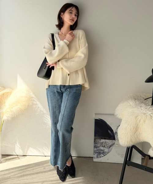 Classical Evon（クラシカルエヴォン）の「【Classical Evon】ペプラムで叶える、大人の華やぎ。ワッフル編み切り替えペプラムニットカーディガン（長袖）（カーディガン/ボレロ・レディース・ブラック/アイボリー/ブラウン/チャコール・SMALL/LARGE/X-LARGE/MEDIUM）」の8枚目の写真