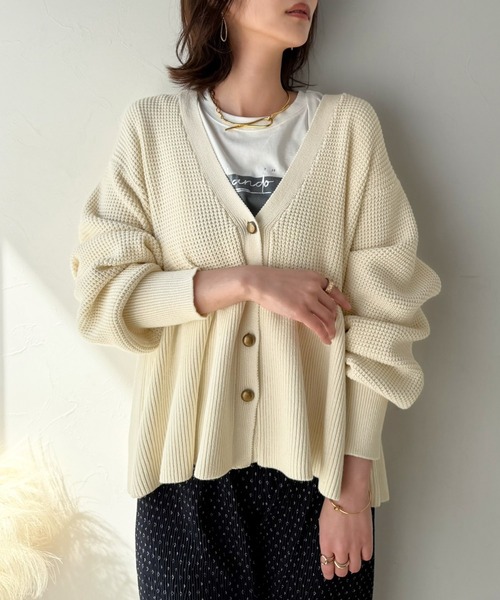 Classical Evon（クラシカルエヴォン）の「【Classical Evon】ペプラムで叶える、大人の華やぎ。ワッフル編み切り替えペプラムニットカーディガン（長袖）（カーディガン/ボレロ・レディース・ブラック/アイボリー/ブラウン/チャコール・SMALL/LARGE/X-LARGE/MEDIUM）」の5枚目の写真
