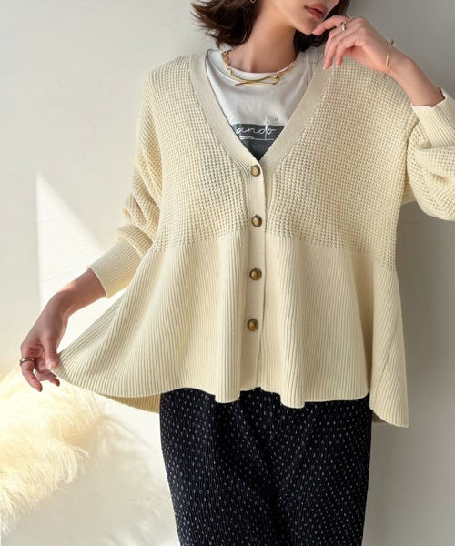 Classical Evon（クラシカルエヴォン）の「【Classical Evon】ペプラムで叶える、大人の華やぎ。ワッフル編み切り替えペプラムニットカーディガン（長袖）（カーディガン/ボレロ・レディース・ブラック/アイボリー/ブラウン/チャコール・SMALL/LARGE/X-LARGE/MEDIUM）」の14枚目の写真