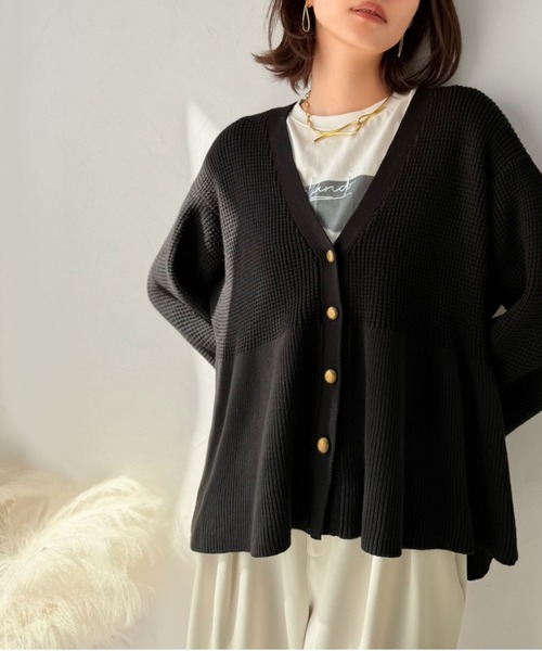 Classical Evon（クラシカルエヴォン）の「【Classical Evon】ペプラムで叶える、大人の華やぎ。ワッフル編み切り替えペプラムニットカーディガン（長袖）（カーディガン/ボレロ・レディース・ブラック/アイボリー/ブラウン/チャコール・SMALL/LARGE/X-LARGE/MEDIUM）」の20枚目の写真