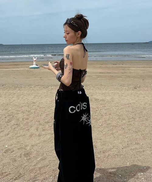 COIRIS(コイリス)の「ドレンバッグダーティロゴパラシュートコットンパンツ 男女共用 (2カラー)(その他パンツ・レディース・カーキ/ブラック・MEDIUM/LARGE)」の5枚目の写真