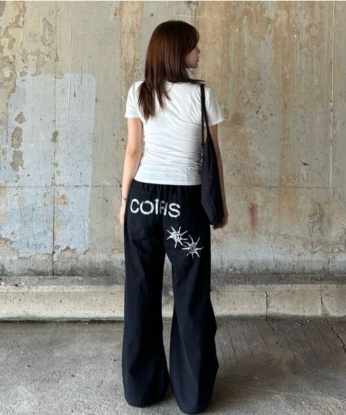 COIRIS(コイリス)の「ドレンバッグダーティロゴパラシュートコットンパンツ 男女共用 (2カラー)(その他パンツ・レディース・カーキ/ブラック・MEDIUM/LARGE)」の4枚目の写真