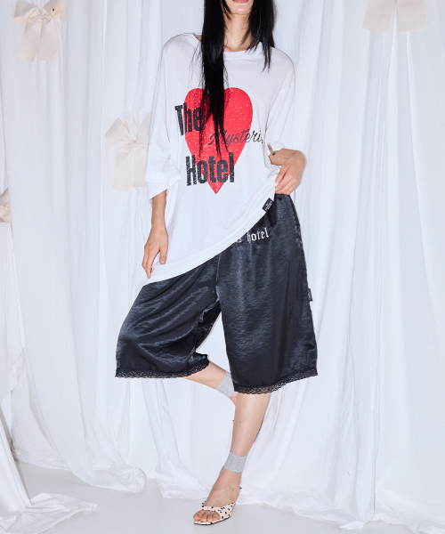 THE MYSTERIOUS HOTEL（ザミステリアスホテル）の「LOVE UNBALANCE OVER T [WHITE]（Tシャツ/カットソー・レディース・その他・FREE）」の2枚目の写真