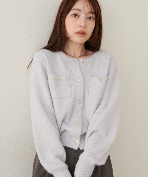 natural couture(ナチュラルクチュール)の「金釦ポケット付きカーディガン(カーディガン/ボレロ・レディース・ピンク/アイボリー/モカ/サックスブルー/ブラック/オフホワイト/ライトグレー/ブラウン/チャコールグレー・FREE)」の5枚目の写真
