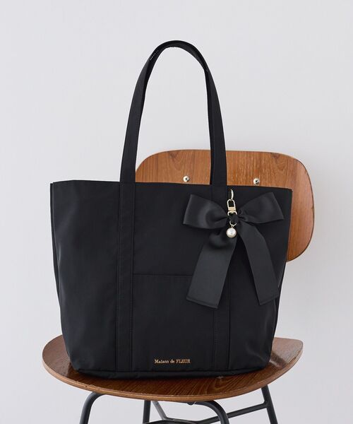 Maison de FLEUR（メゾンドフルール）の「リボンチャーム付きマルチポケットトートバッグ（トートバッグ・レディース・ネイビー/ライトピンク/ブラック・FREE）」の2枚目の写真