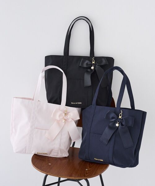 Maison de FLEUR（メゾンドフルール）の「リボンチャーム付きマルチポケットトートバッグ（トートバッグ・レディース・ネイビー/ライトピンク/ブラック・FREE）」の4枚目の写真