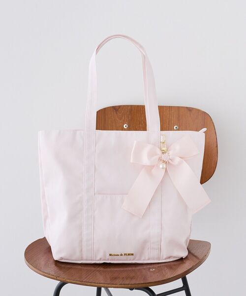 Maison de FLEUR（メゾンドフルール）の「リボンチャーム付きマルチポケットトートバッグ（トートバッグ・レディース・ネイビー/ライトピンク/ブラック・FREE）」の5枚目の写真
